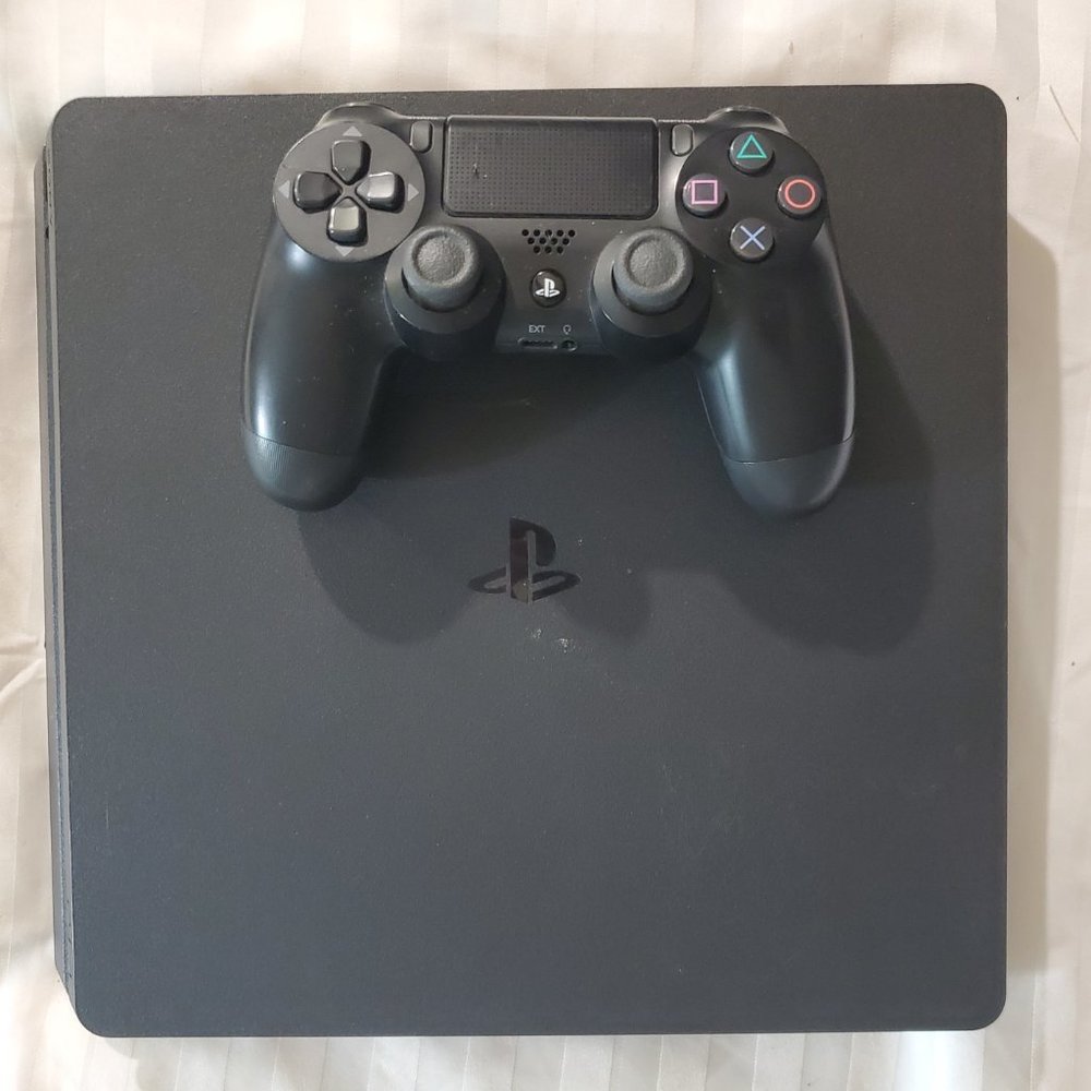 Ps4 console and controller - Picture 2 of 2